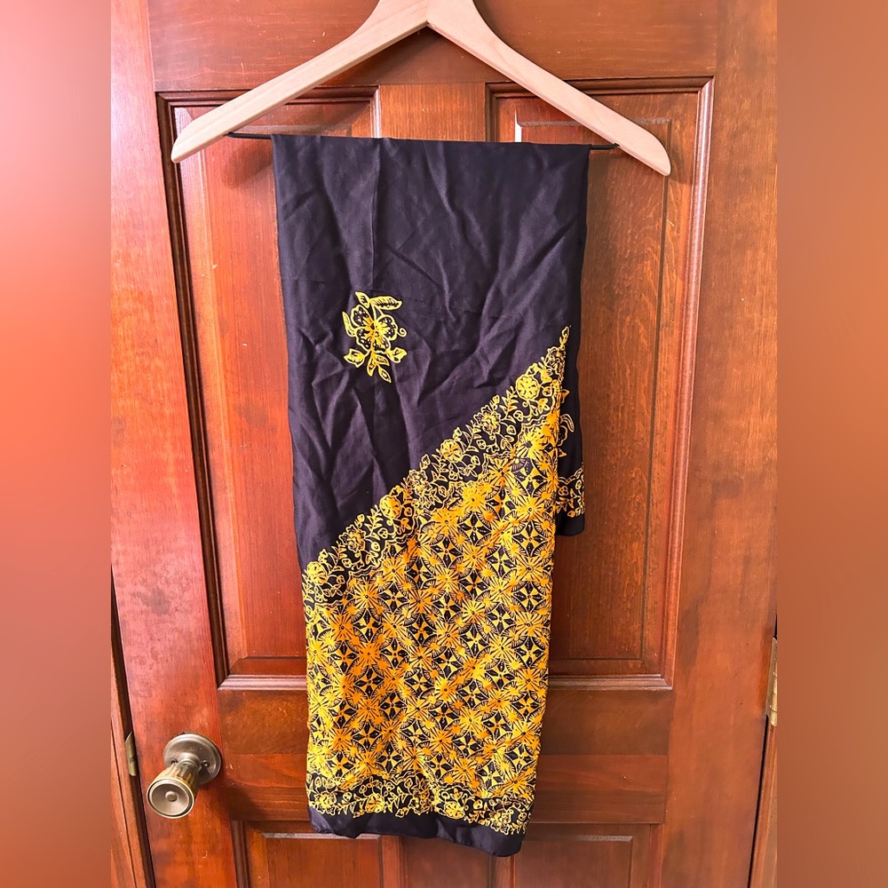 Elegant Black and Gold Women's Large  Scarf. Measures 40x40 inches